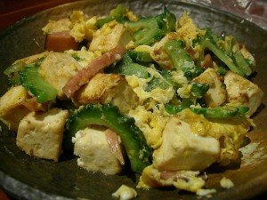 Comida típica de Okinawa; revuelto de goya, tofu, carne y huevo.