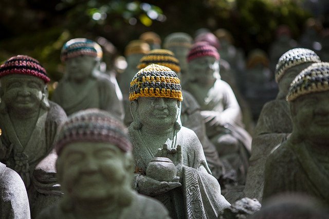 Imagen de las estatuas con gorros budistas del mausoleo de Kobo Daishi 