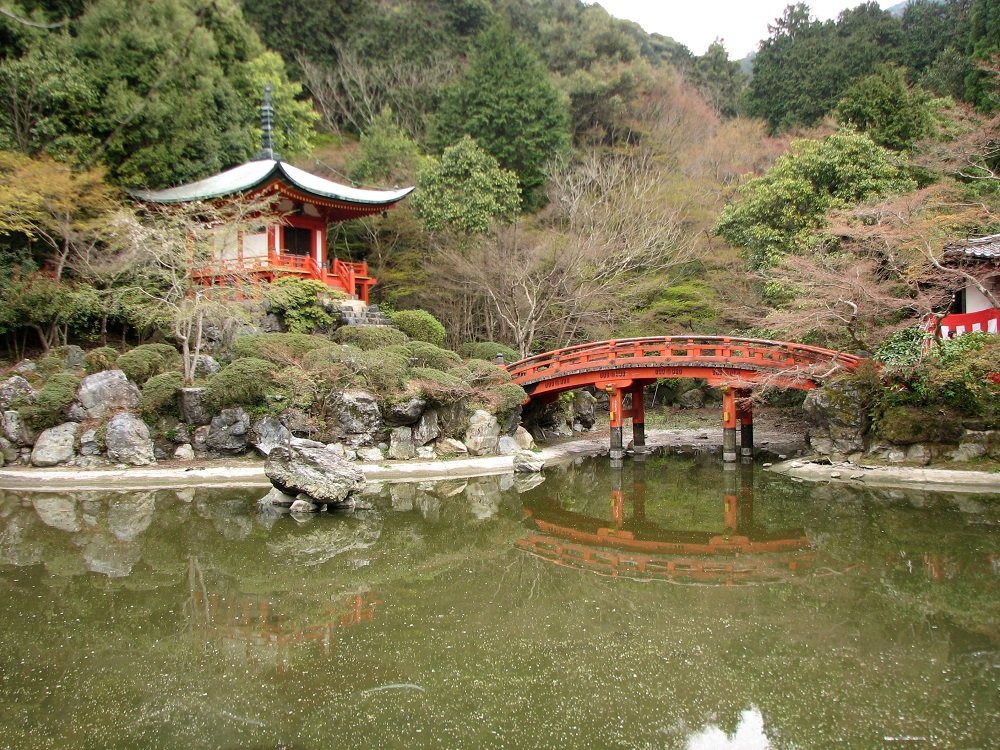 Imagen del lago y el puente del Templo de Daigo-ji en Kioto
