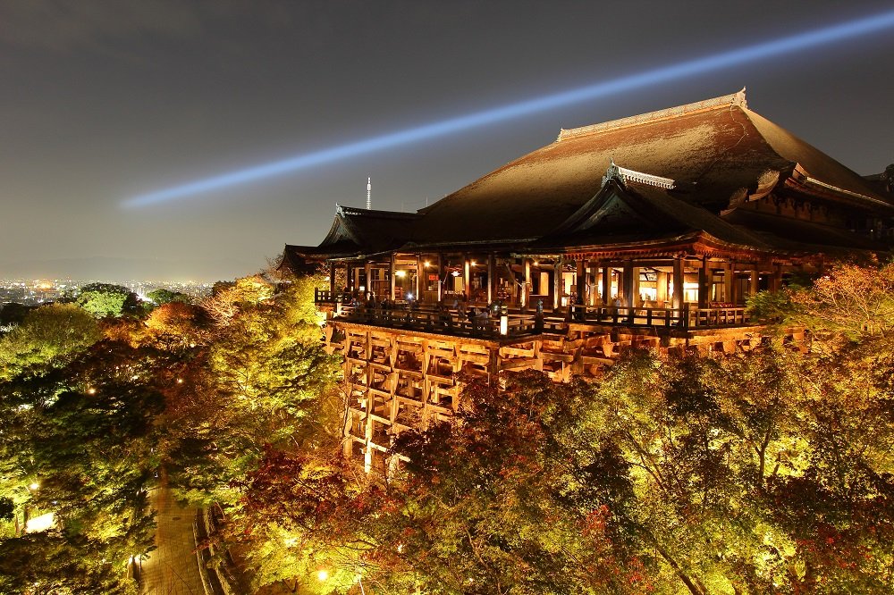 Imagen nocturna del mirador del templo Kiyomizu-dera en Kioto