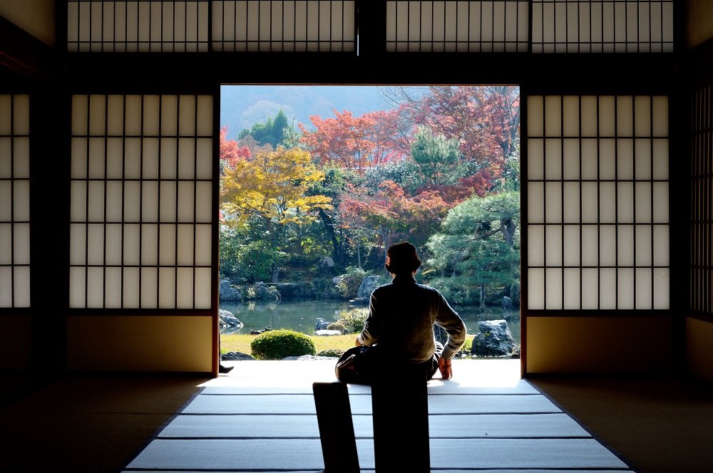 Imagen de una persona meditando en el interior del Templo de Tenryu-ji