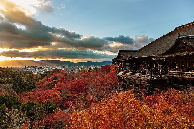 Crepúsculo otoñal desde el templo Kiyomizu.
