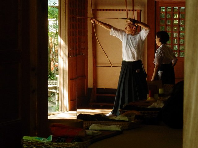 Arqueros japoneses practicando el tiro con el arco tradicional japonés