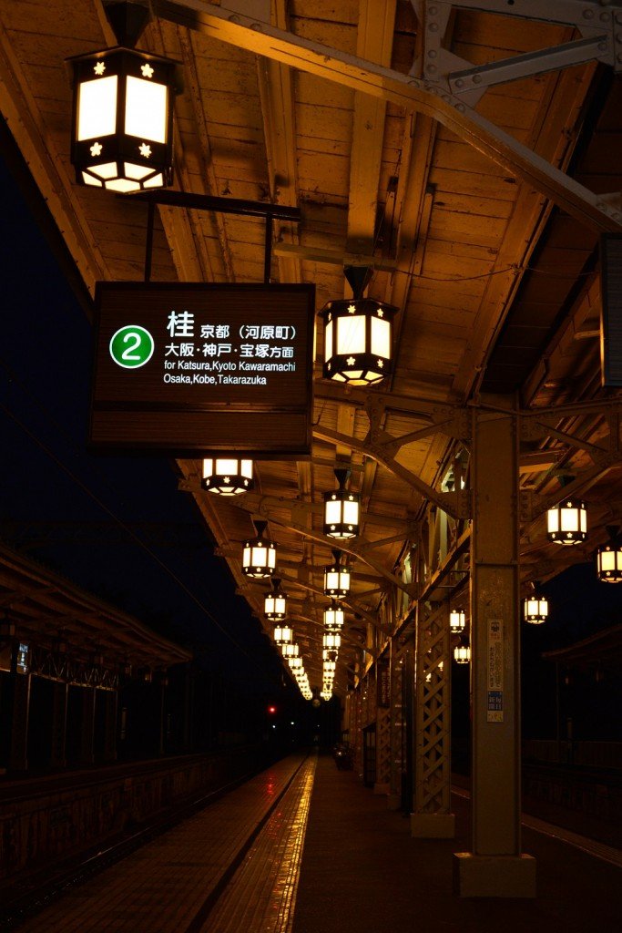 Imagen por la noche del andén de la estación de Arashiyama en Kioto